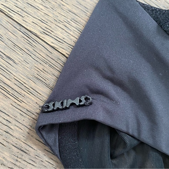 SKIMS No Show Molded Unlined Demi Bra - Picture 4 of 6